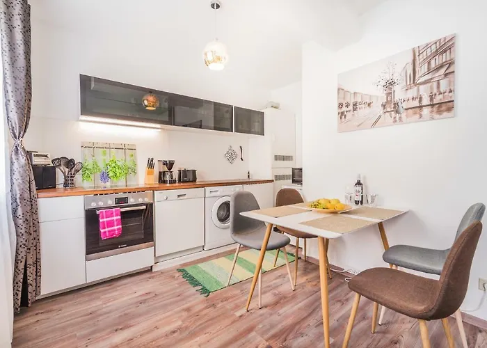 10 Min. Downtown - 2 Bedrooms - Parking *