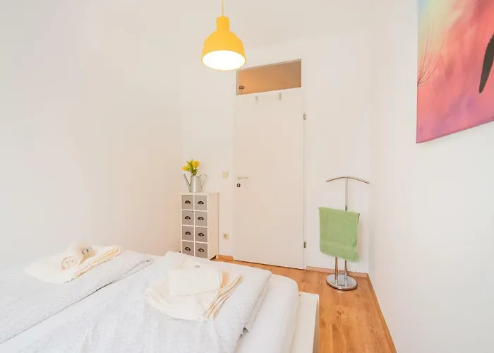 10 Min. Downtown - 2 Bedrooms - Parking *