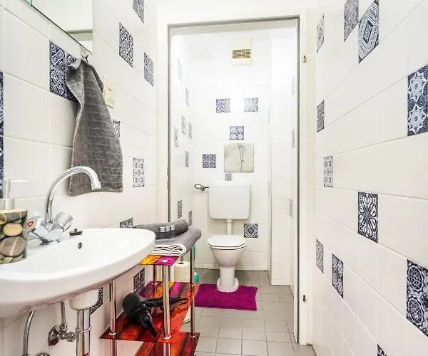 Apartment 10 Min. Downtown - 2 Bedrooms - Parking *
